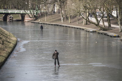 910708 Gezicht op een bevroren Stadsbuitengracht ter hoogte van de Catharijnesingel (links) te Utrecht, met op de ...